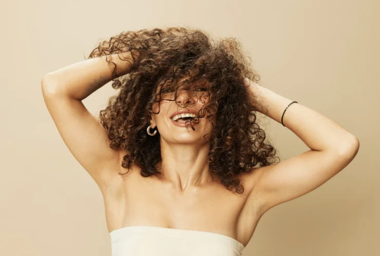 Effective frizz control tips and products for smooth, sleek hair that stays frizz-free throughout the day, even in humid conditions.