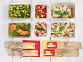 Healthy meal boxes for weight loss: six portioned meal prep containers with vegetables, lean protein and whole grains