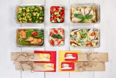 Healthy meal boxes for weight loss: six portioned meal prep containers with vegetables, lean protein and whole grains