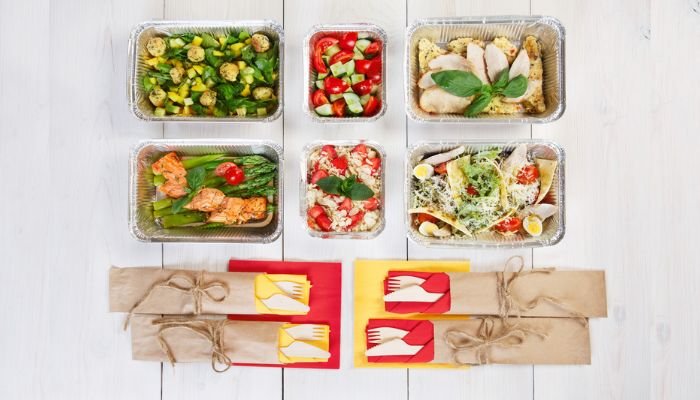 Healthy meal boxes for weight loss: six portioned meal prep containers with vegetables, lean protein and whole grains